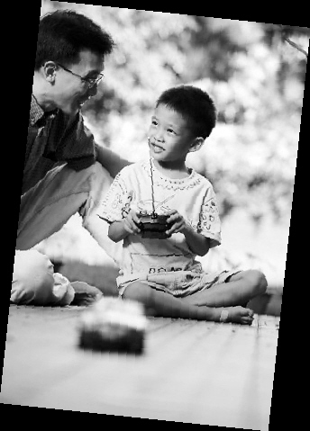 單親父與子：孩子容易形成“三明治”性格