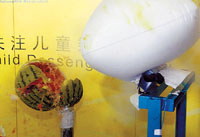                               母親抱孩子乘車不安全