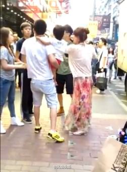 內地孩童香港當街便溺被拍 父母與港人激烈沖突