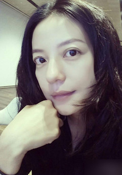 趙薇曬老公近照 素顏?zhàn)耘呐c何炅再次撞臉