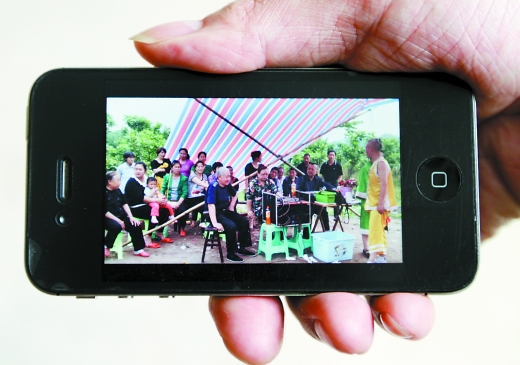 六旬老人為自己辦喪事 稱誰能體驗自己的追悼會(圖)