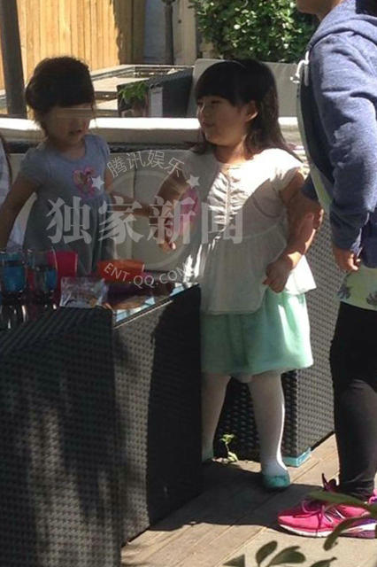 王岳倫帶王詩齡外出聚會 詩齡邀小妹妹玩氣球