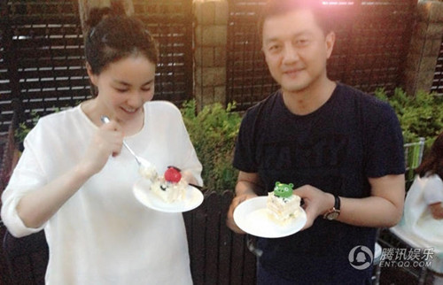 王菲李亞鵬為愛(ài)女李嫣慶生 親密仍似一家人