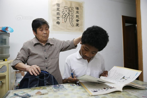 老太收養(yǎng)黑人棄嬰 15年后落戶上海