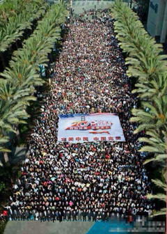 中國7000人旅行團在美國唱國歌升國旗