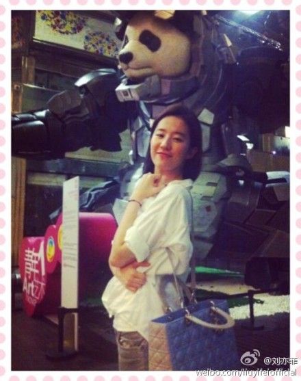 劉亦菲自嘲懶人 素顏和熊貓合影
