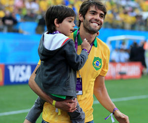 卡卡攜子亮相世界杯