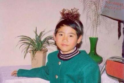 國(guó)民岳母韓寒：韓寒曬童年女裝照 被稱國(guó)民岳母