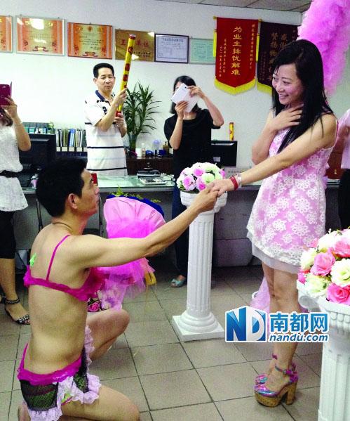 水電工穿比基尼求婚 “三點式”求婚感動海歸富家女