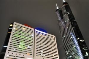 深圳女孩自制激光動畫投影地王大廈向心中男神表白