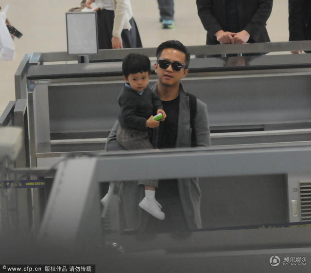 鄧超兒子正面照曝光 疑赴香港與孫儷相聚