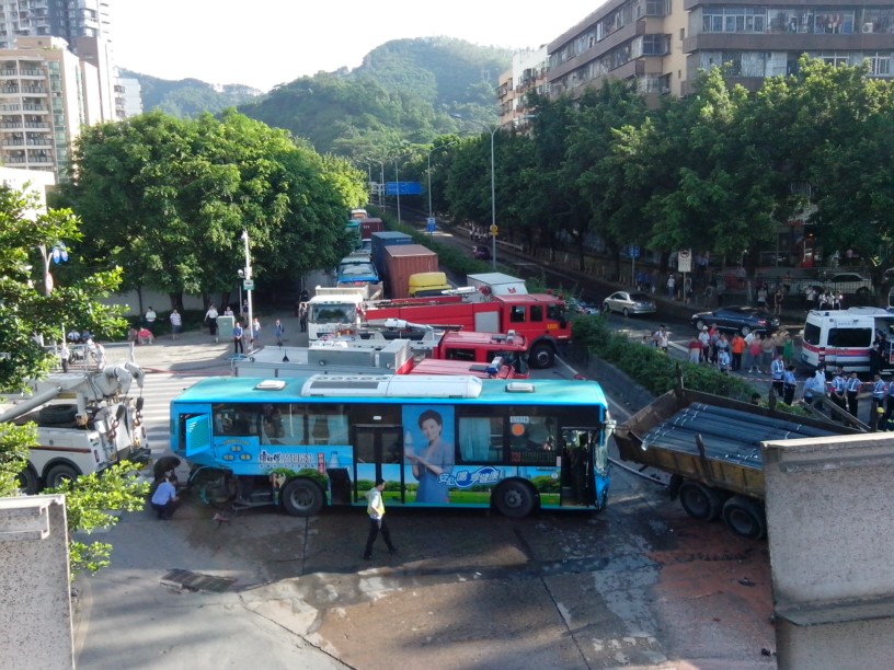 今晨梅隴天橋發生車禍，交通全面堵塞 梅隴天橋是深圳比較早的建筑，在這附近，靠近筆架山公園，多輛公交路線通往深圳，離華強北僅十幾分鐘車程，可以是交通便利