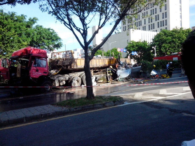 今晨梅隴天橋發生車禍，交通全面堵塞 梅隴天橋是深圳比較早的建筑，在這附近，靠近筆架山公園，多輛公交路線通往深圳，離華強北僅十幾分鐘車程，可以是交通便利