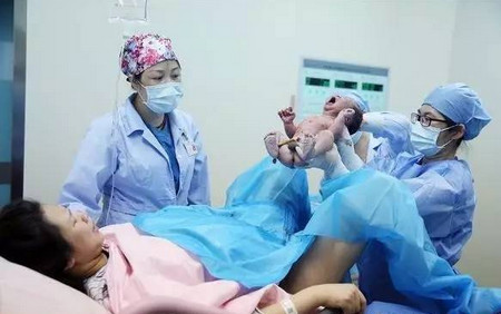 懷孕七個月，老公卻不幸離世了......看到孩子出生那一刻，產(chǎn)婦哭到肝腸寸斷