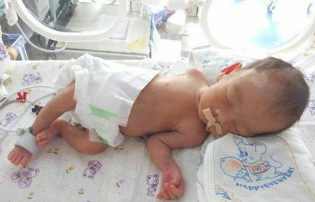 孕婦懷胎9月見紅，醫院的醫生卻不敢接生，老公跪地痛哭！