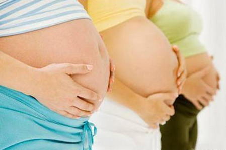 孕媽摸肚子會導致胎兒臍帶繞頸？如果是真的，如何避免呢？