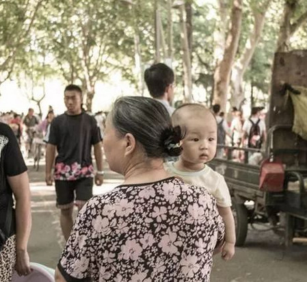 親愛的女兒你很幸運(yùn)，新爸爸待你如同親生，長大后你要好好孝順?biāo)?></a>
                        <div   id=