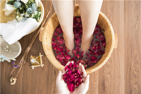 坐月子泡腳用什么中藥