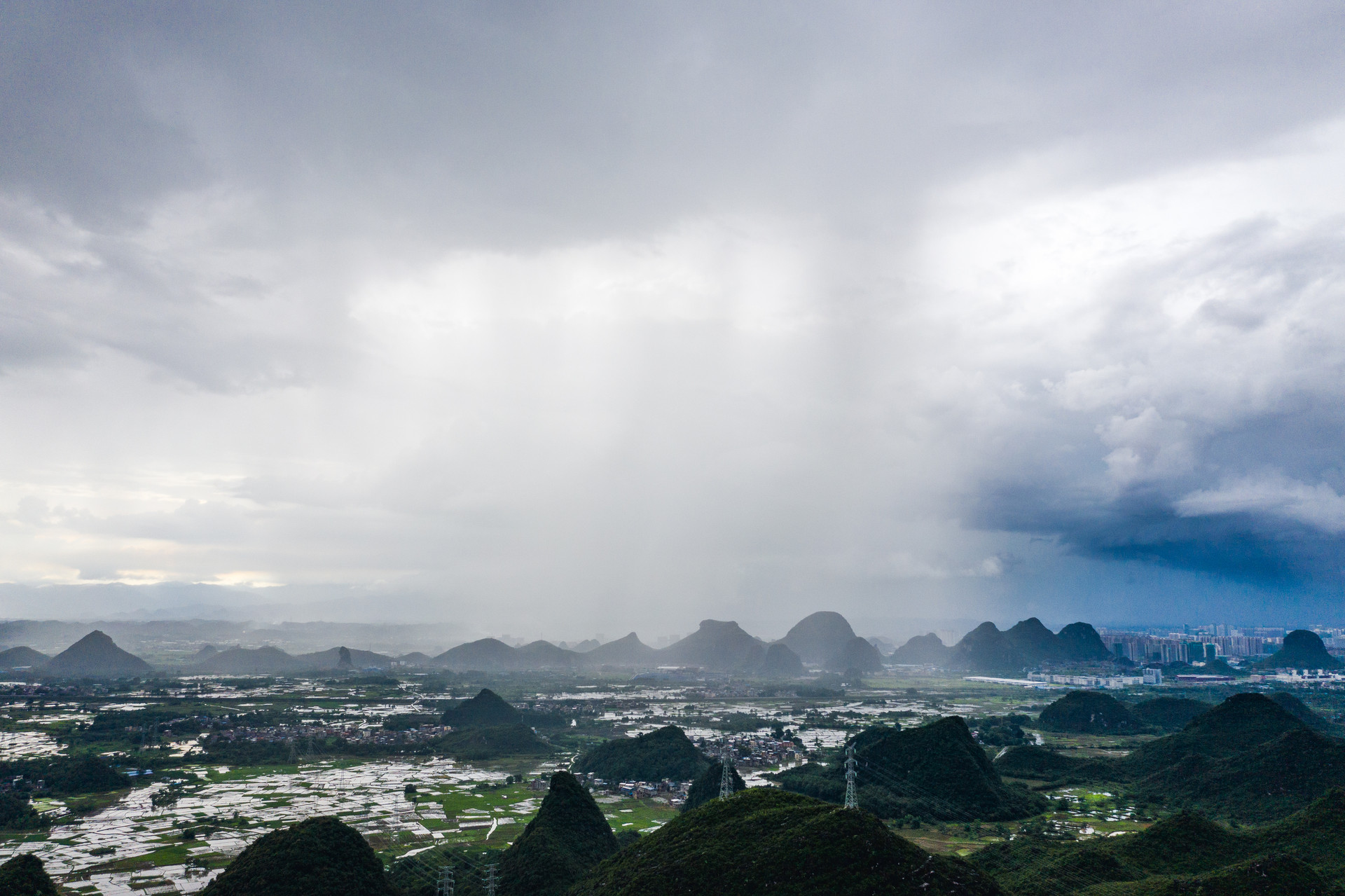 三年級狀物作文：夏天的雷陣雨