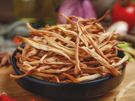 坐月子吃黃花菜下奶嗎