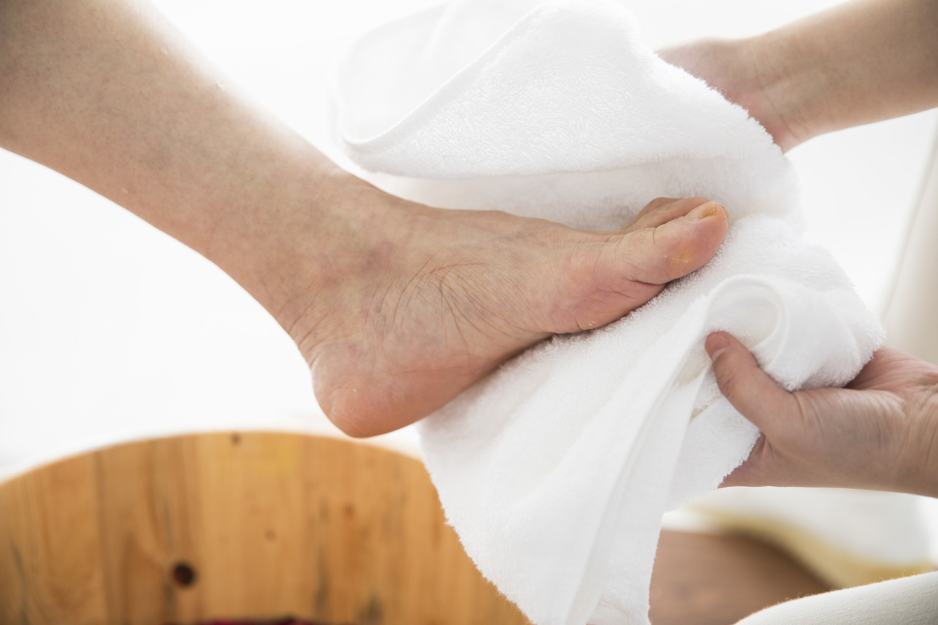 風濕病與風雨沒有很直接的關系?風濕患者應戒吃這些!